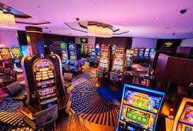 Dealer profesional mengelola meja Caribbean Stud Poker dengan kualitas gambar HD