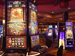 Dealer profesional mengelola meja baccarat di studio HD bosjoko31303